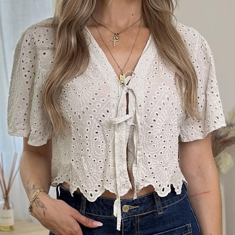AVA-LOTTIE Häkelbluse zum Binden in flieder & taupe
