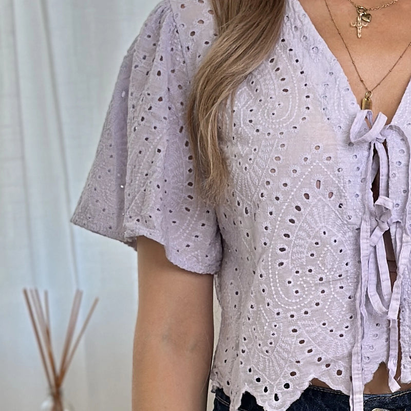 AVA-LOTTIE Häkelbluse zum Binden in flieder & taupe