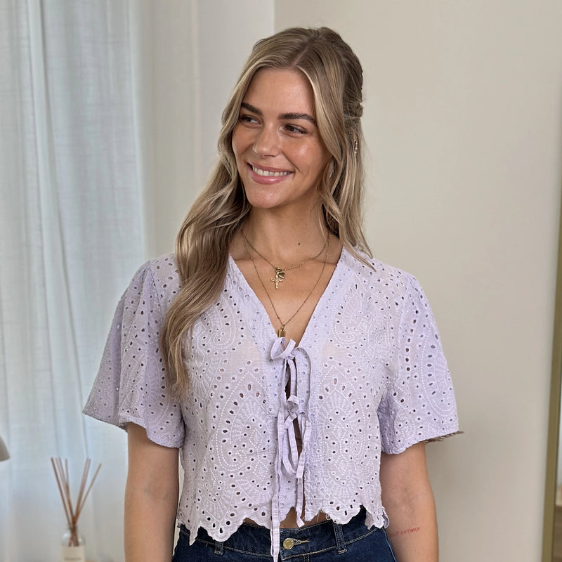 AVA-LOTTIE Häkelbluse zum Binden in flieder & taupe