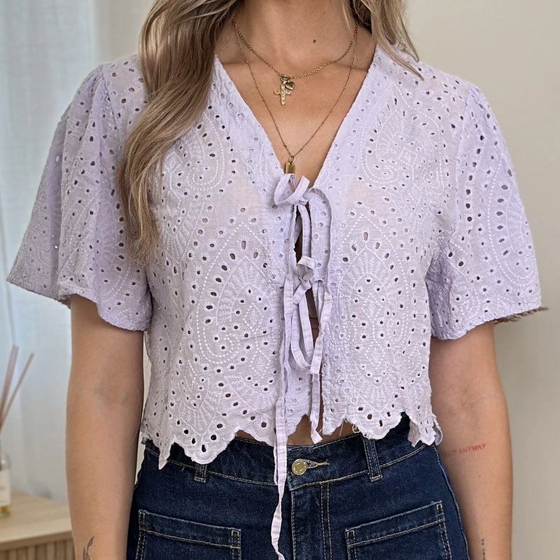 AVA-LOTTIE Häkelbluse zum Binden in flieder & taupe